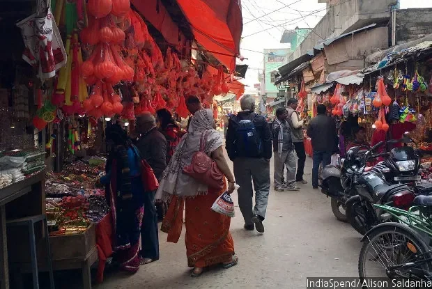 अयोध्या के बाजार में श्रद्धालु और पूजा सामग्री