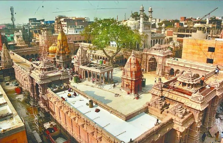 काशी में गंगा घाट और मंदिरों की पुरानी नगरी