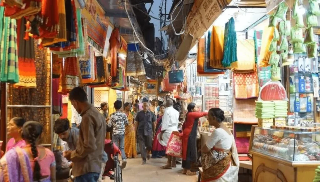 बनारस की संकरी गलियां और स्थानीय जीवन