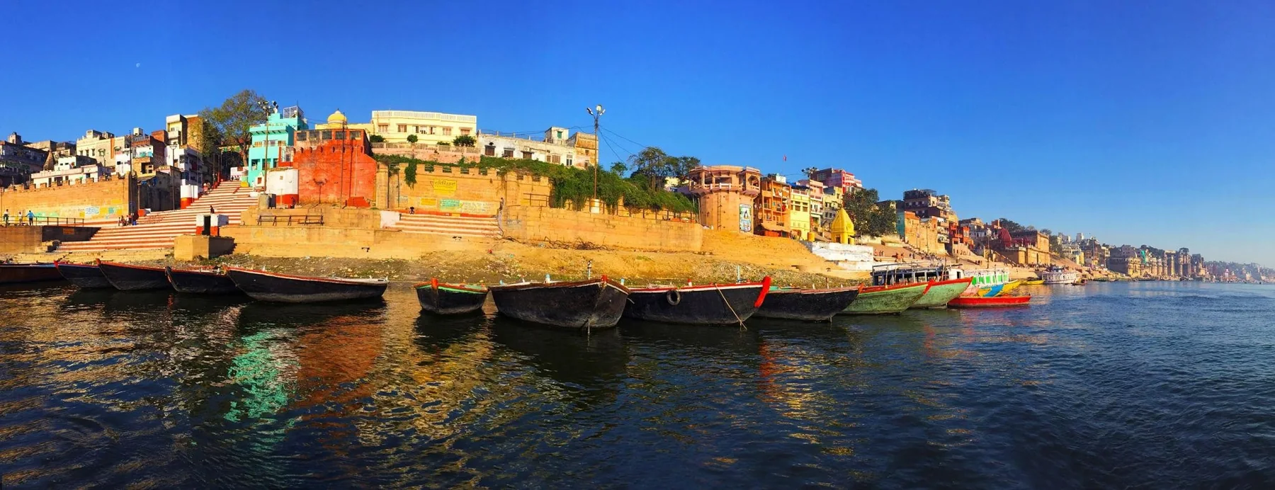 वाराणसी के गंगा घाटों का विस्तृत दृश्य